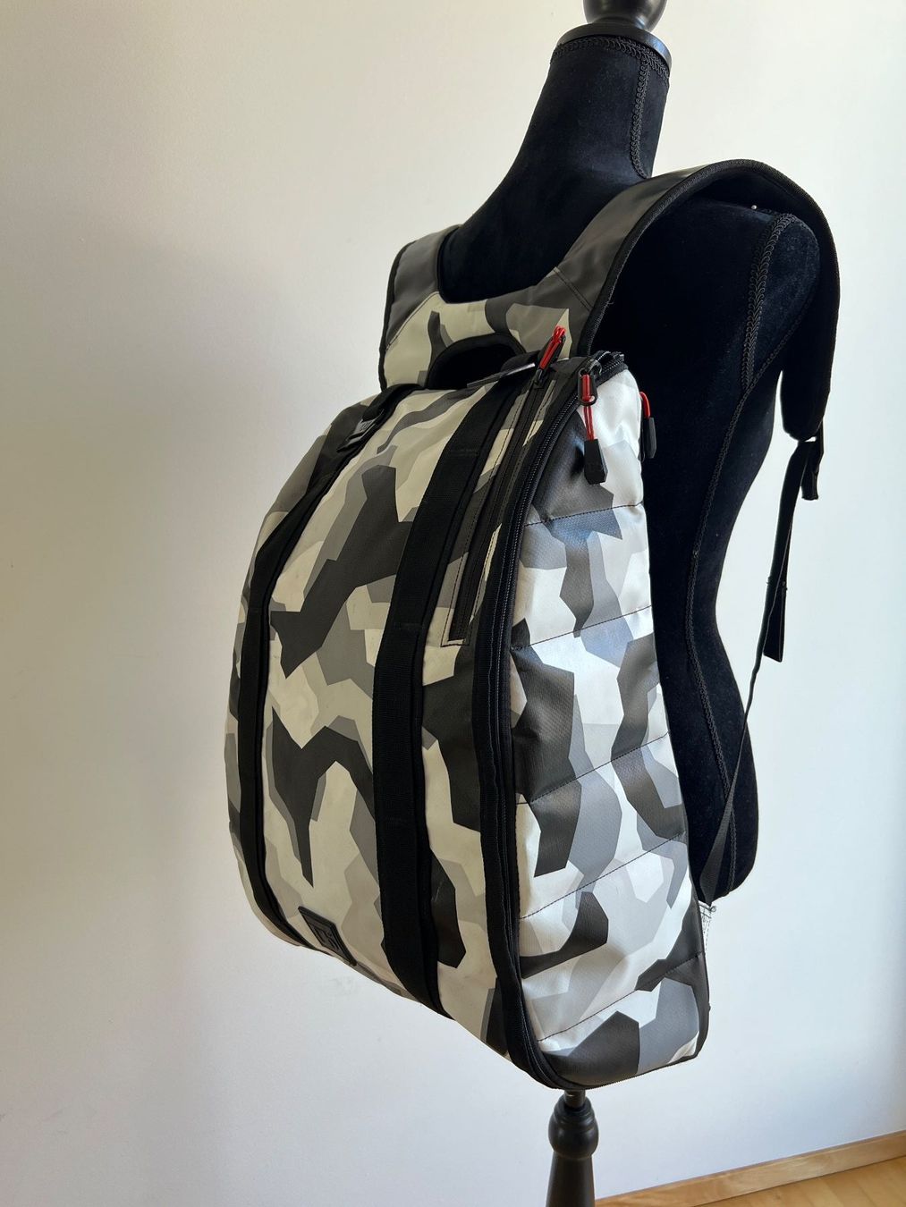 Rucksäcke: Db Backpack The Base 15l, snow camo limited ed. Jon Olsson – Gebraucht aus Ruggell von  1