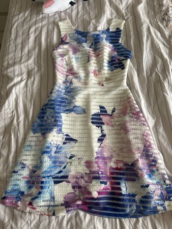 Lipsy Kleid Blumenmuster Weiss Blau Lila EU 36 neuwertig