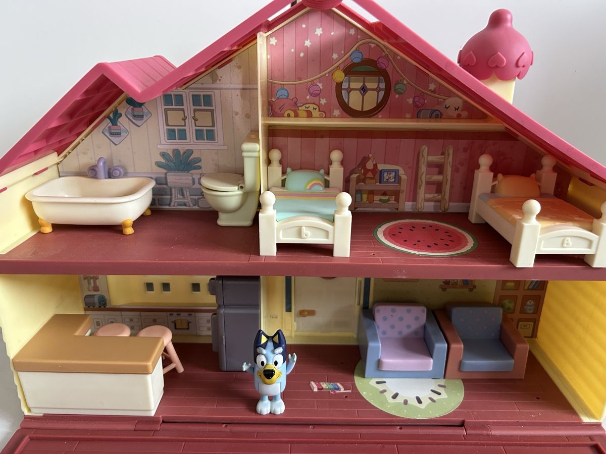 Case e mobili per bambole: Bluey Hause / Maison de Bluey – Usato da Malleray venduto da Keimy32 1