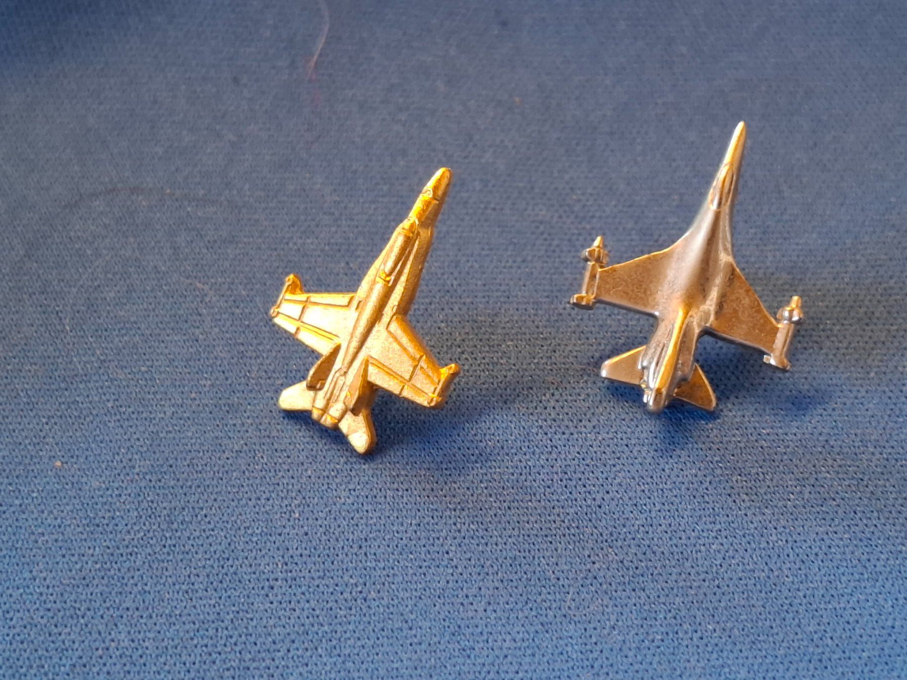 Schweizer Armee Placchette & Badge: Flugzeug FA-18 Pins, Anstecker, 2 Stk. – Usato da Schlieren venduto da Svenja7 7