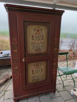 Schöner Kleiderschrank mit Bauernmalerei