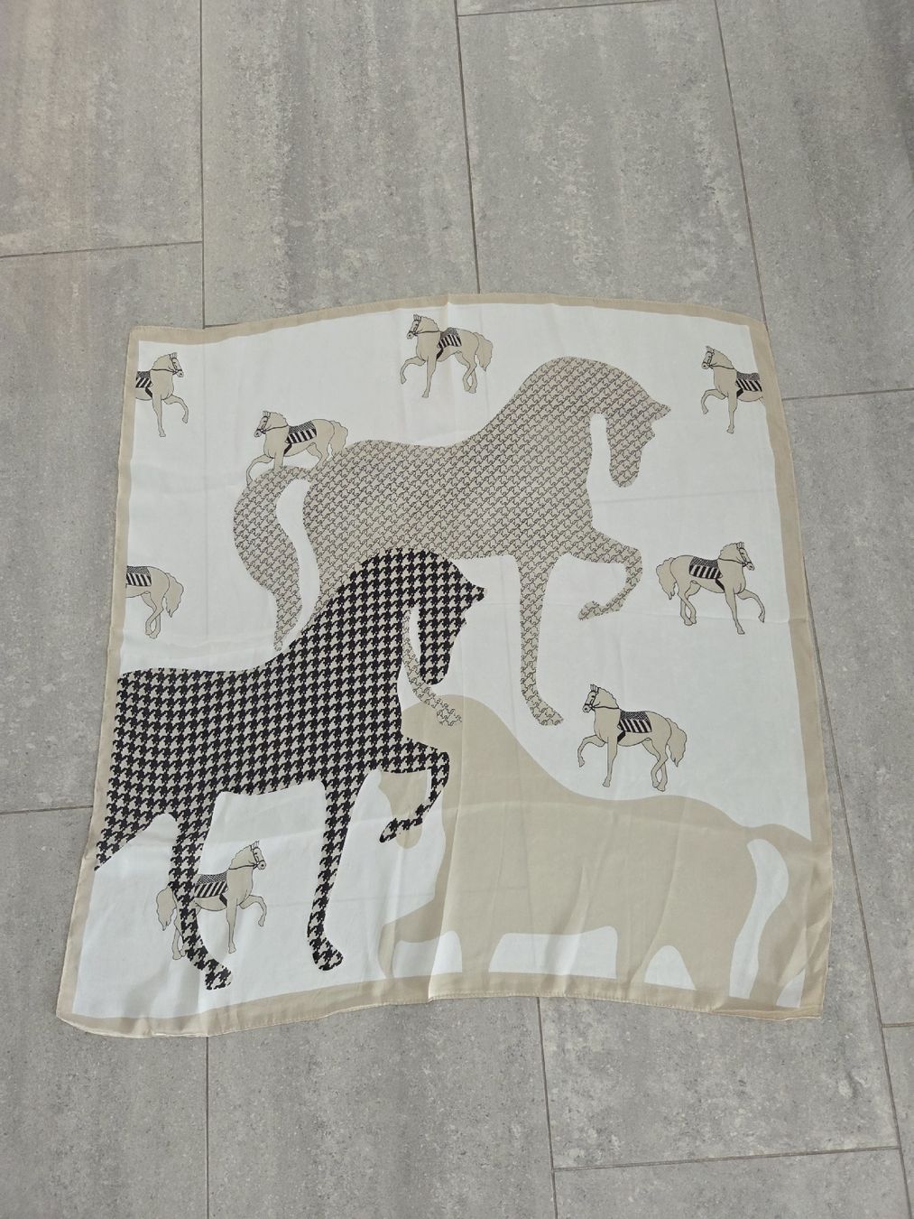 Foulard & Sciarpe: schönes Foulard – Nuovo (secondo la descrizione) da Wiesendangen venduto da Sinhuk