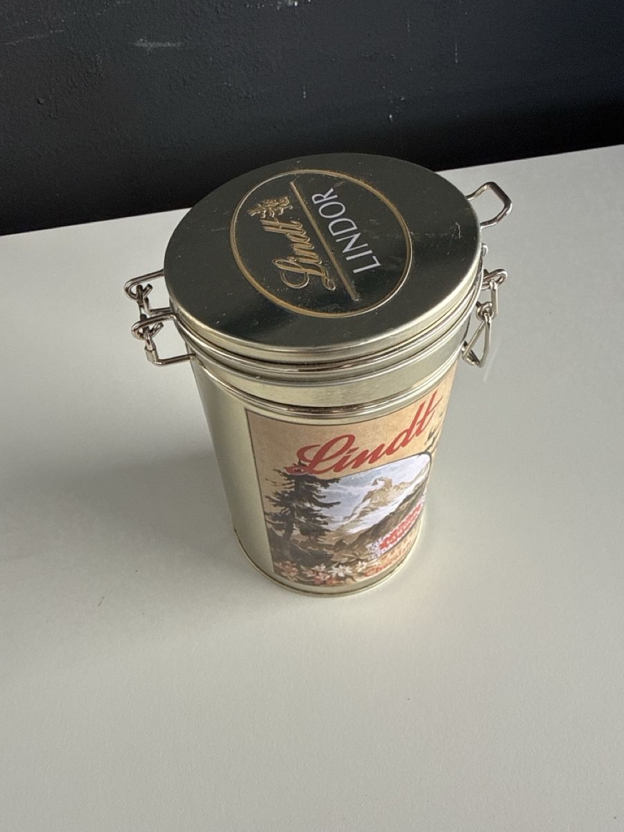 Kaffeemaschinen & Espressomaschinen: Lindt Dose Schokolade Metall gebraucht – Gebraucht aus Näfels von Meelis 2