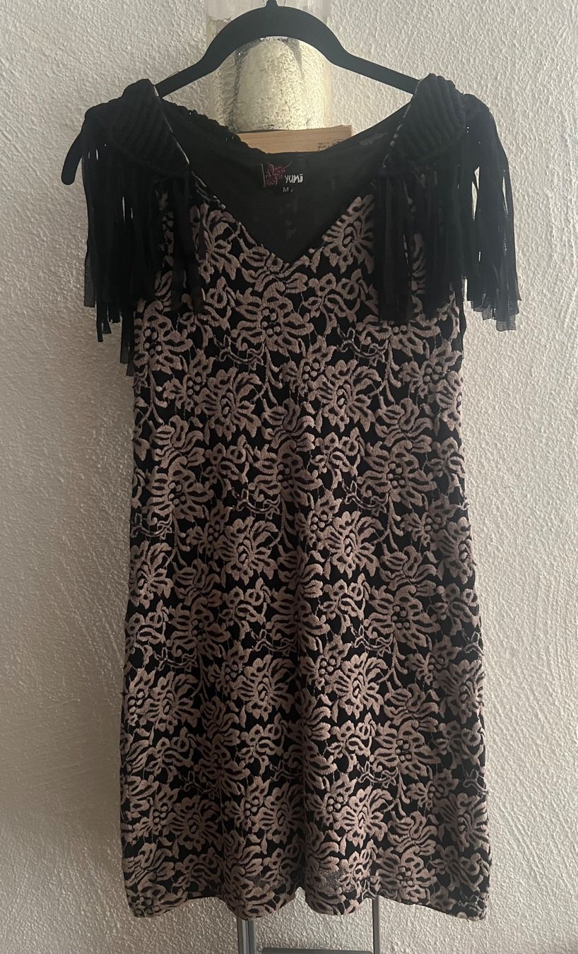 Vestiti: Kleid Spitzenmuster Fransen neuwertig – Usato da Bern venduto da kaeffy