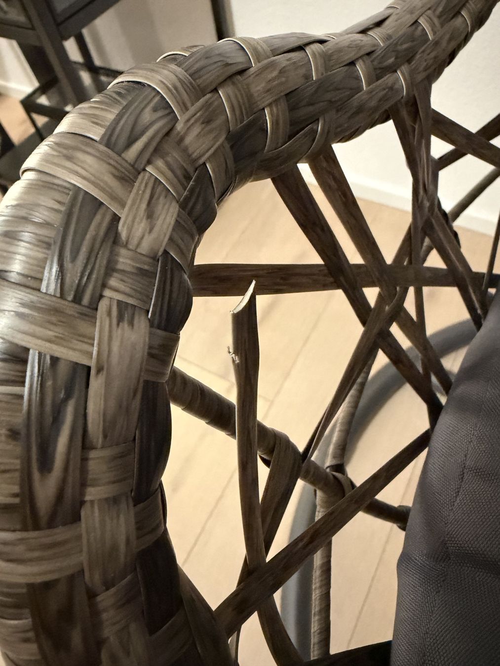 Poltrone pensili da giardino: Rattan Hängesessel mit Kissen – Usato da Greifensee venduto da potenza66 1