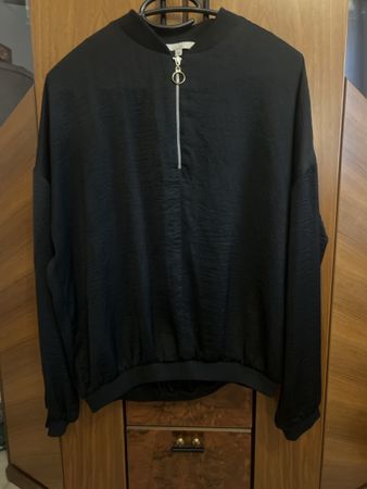 Schwarze Bluse mit Reissverschluss