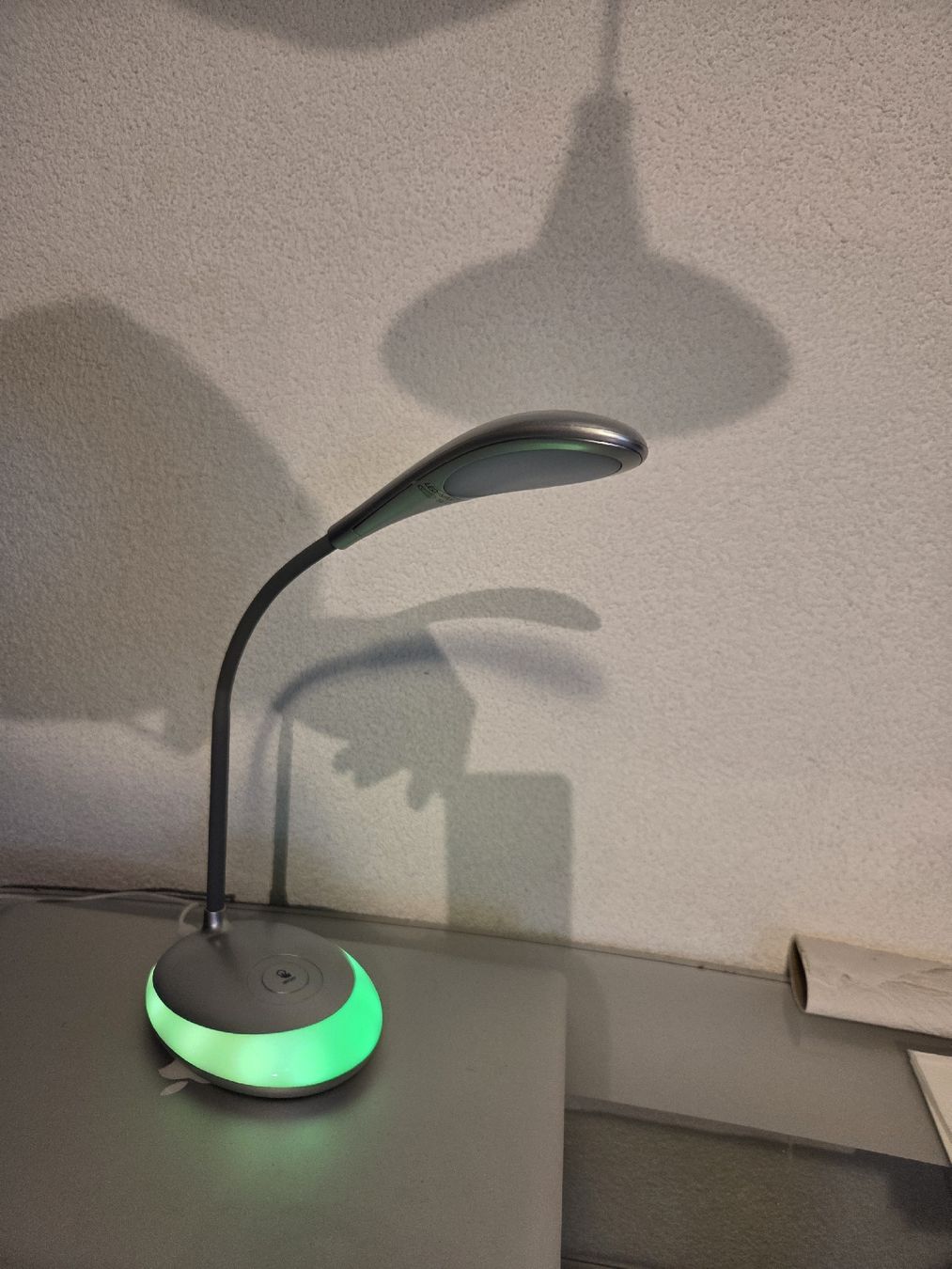 Lampade: LED Schreibtisch- oder Nachttischlampe mit Stimmungslicht – Usato da Chur venduto da Einszweidreiviermein 1