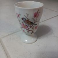 Tasse mit Vogelmotiv.