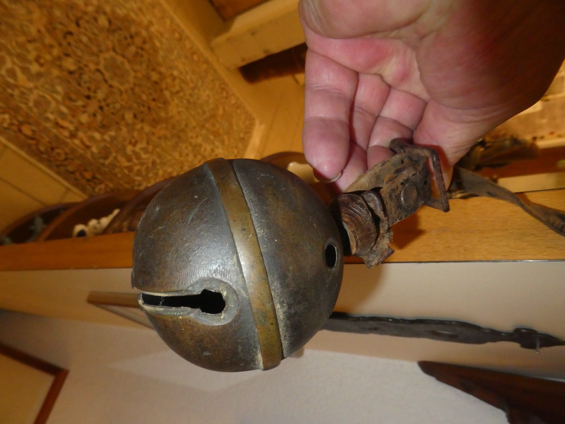 Glocken & Treicheln: Altes Rollengschell , Messing, mit Lederriemen – Gebraucht aus Chur von Diversico2010 1