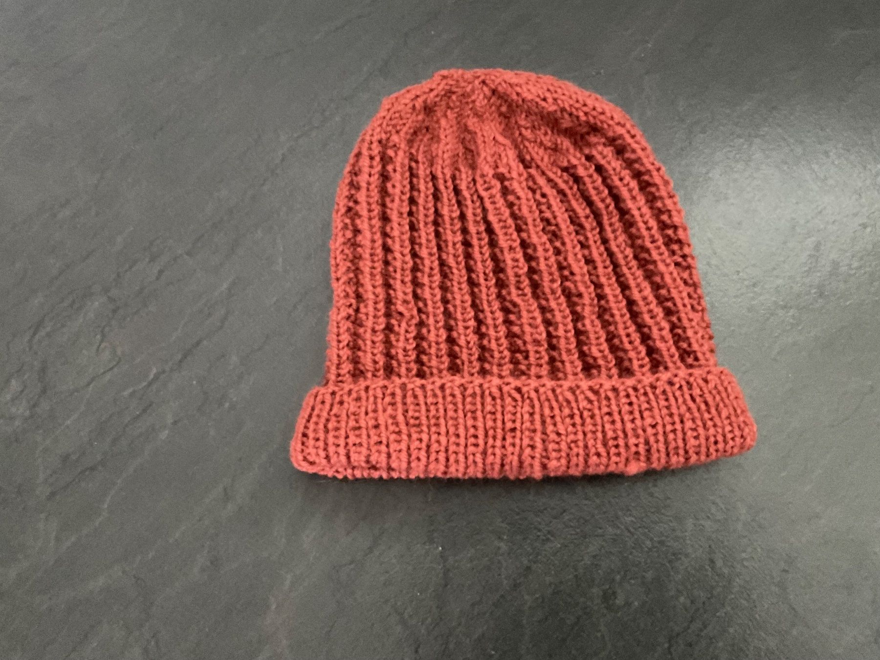 Altro abbigliamento per bambino: Handgestrickte Kindermütze Dehnbar Rotbraun – Nuovo (secondo la descrizione) da Wetzikon ZH venduto da FeeF 1
