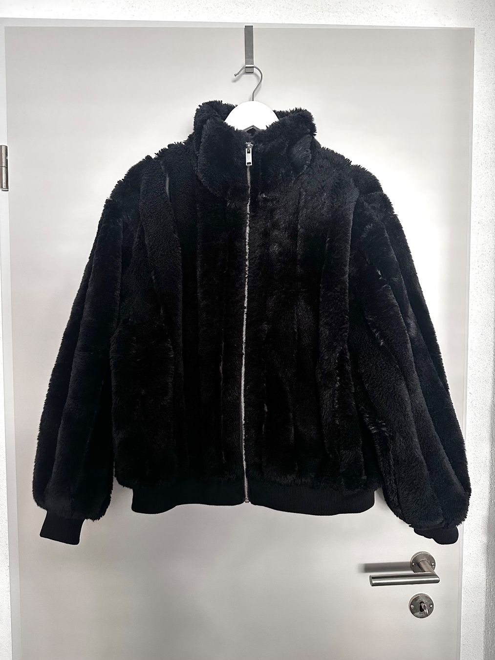 H&M Vestes: Schwarze Kuschel-Jacke, Grösse M, H&M – D'occasion à Haldenstein par enie123