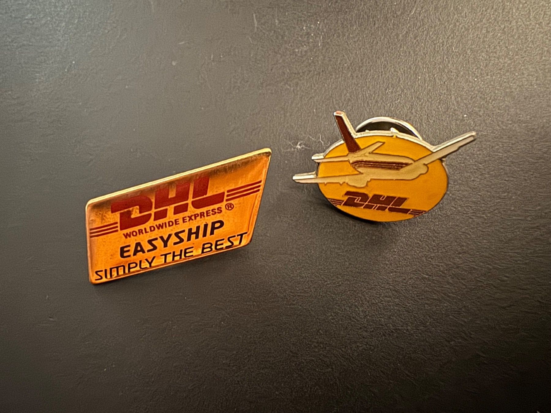 Plaketten & Abzeichen: Pin Set DHL – Gebraucht aus Galgenen von rub_f6kh