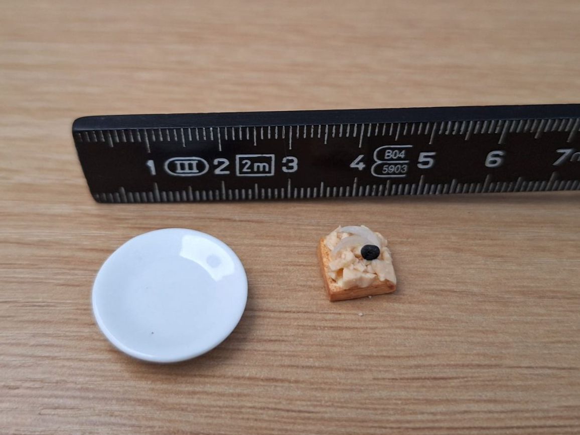 Case e mobili per bambole: Ton Canape auf Keramik Teller, Handmade – Nuovo (secondo la descrizione) da Zürich venduto da HandmadeTinyFood 1