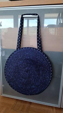 Sommerliche runde Tasche, dunkelblau mit weissen Pünktchen
