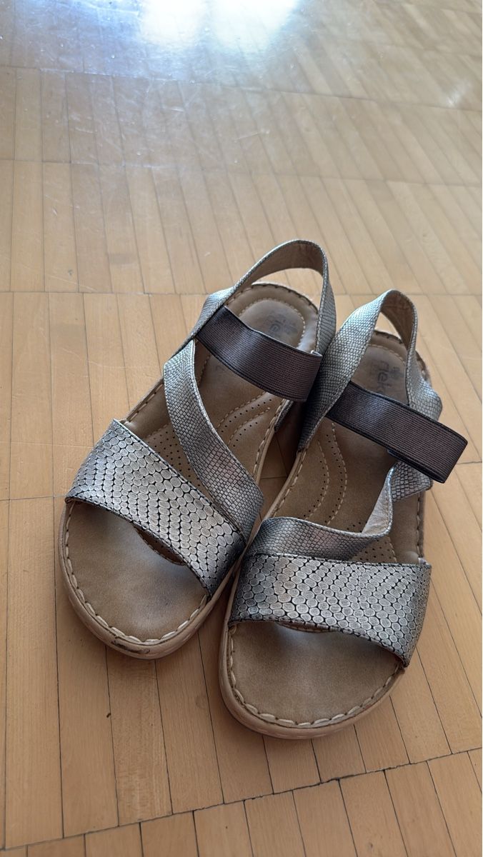 Damenschuhe: Damen Sandalen Silber Grösse 38 gebraucht – Gebraucht aus Möhlin von kic_lwb8