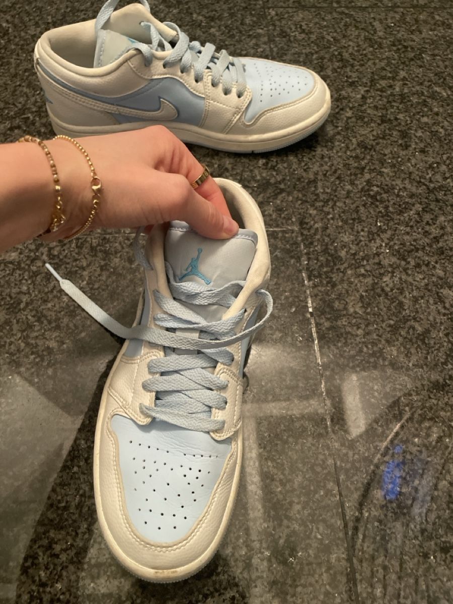 Nike Scarpe da donna: Nike Air Jordan 1 Low, hellblau/weiss – Usato da Steinach venduto da ariana.xe 4
