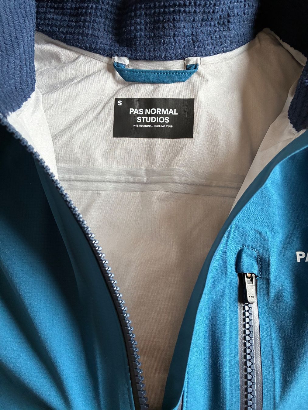 Pas Normal Studios Gilets & Westen: Pas Normal Studios Rennrad Weste Herren – Gebraucht aus Basel von thr_5wxq 3