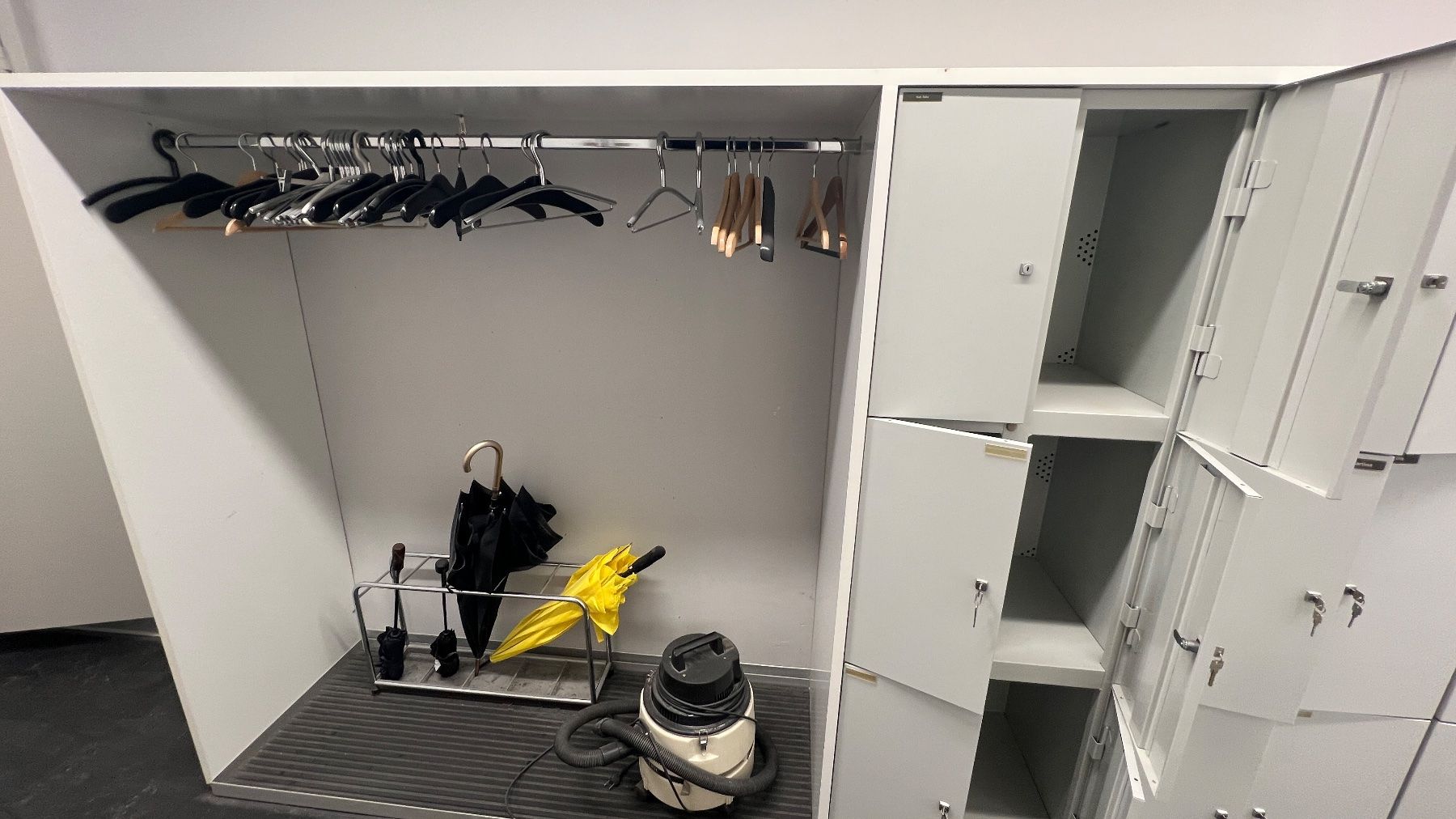 Garderobe: Garderobenschrank – Gebraucht aus Zürich von von_h6p5 1