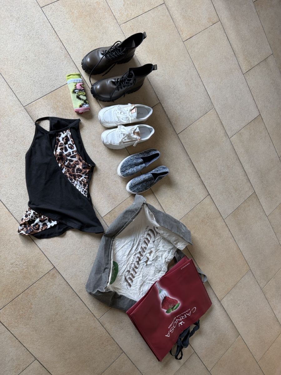 Lots de vêtements: 3 schuhe Oberteil Socken & 2 Taschen – D'occasion à Luterbach par andybasilbenz