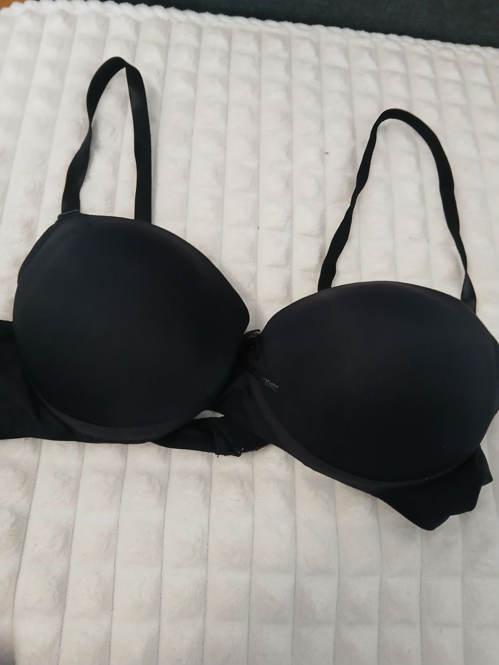 Altra biancheria intima: Schwarzer BH mit Push-up Effekt Grösse 42/95 – Usato da Glattbrugg venduto da fin_66d8