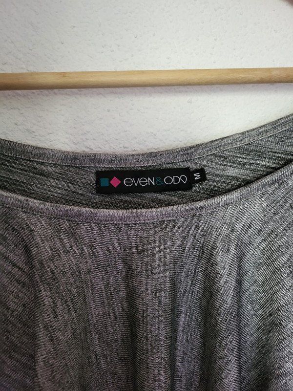 Top: Top anthrazit mit Volants Gr. M – Usato da Au SG venduto da SElena89 2