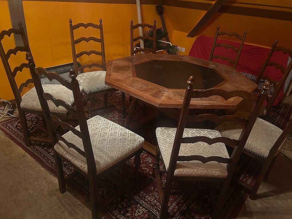 Set di tavolo e panche: Tisch und Stühle – Usato da Appenzell Meister. venduto da HolderioAI 1
