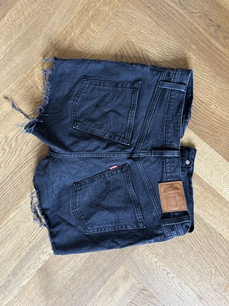 Levi's Jeans: Levis Shorts cropped schwarz denim W28 – Nuovo (secondo la descrizione) da Herrliberg venduto da spunggi 1