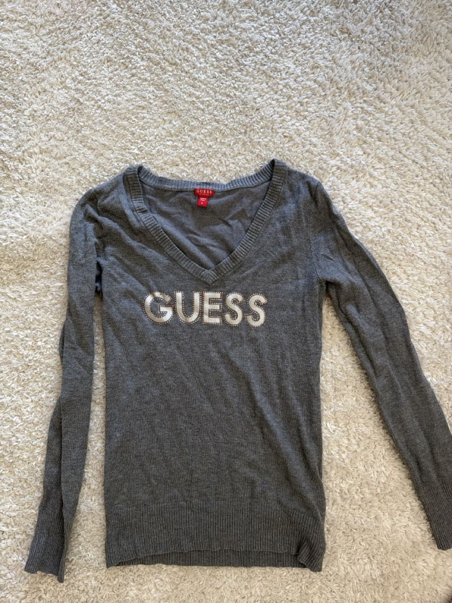 Guess Pullover & Sweatshirts: Pull col V Guess gris avec inscription logo taille S – Neu (gemäss Beschreibung) aus Genève von car_cq69
