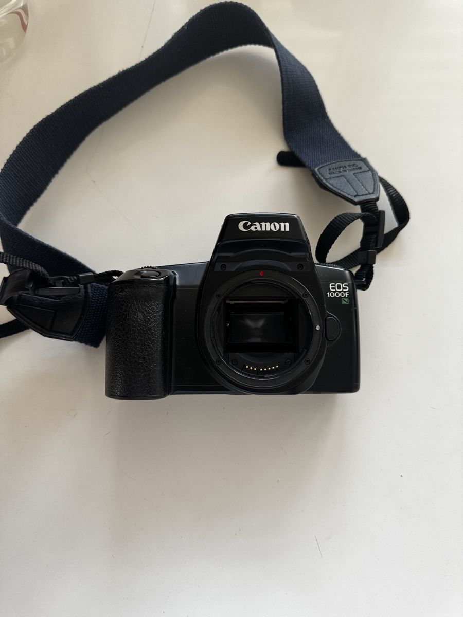 Canon Fotocamera: Canon EOS 1000F sans batterie – Difettoso da Vevey venduto da Eiden77