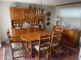 Hochwertiges komplettes Schweizer Esszimmer aus Massivholz