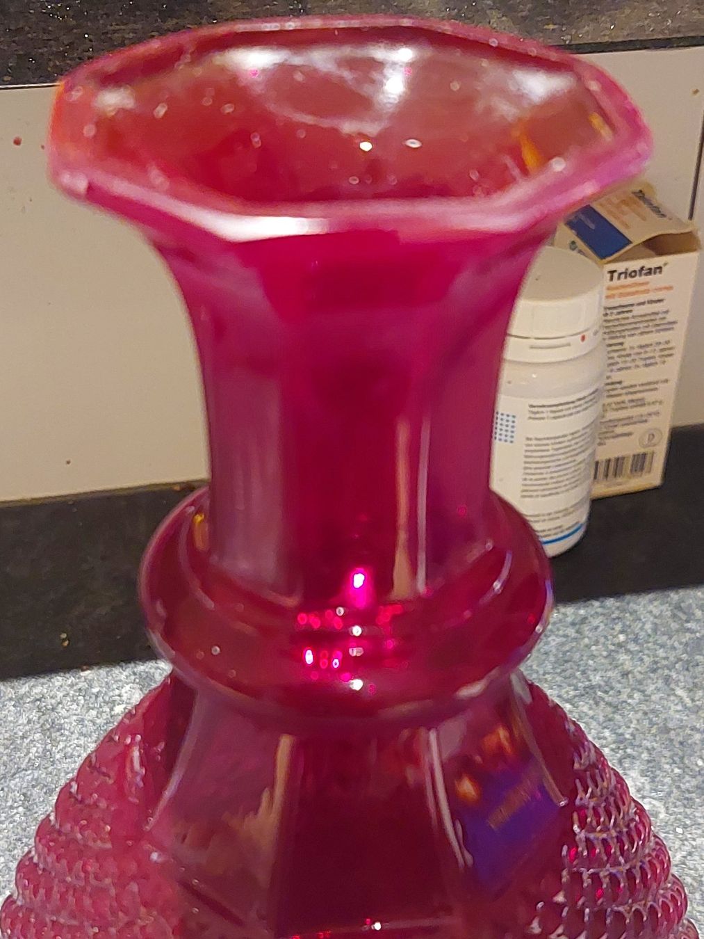 Caraffe: Antike granatrote Glas Karaffe – Usato da Hergiswil NW venduto da maiette-23.N 2