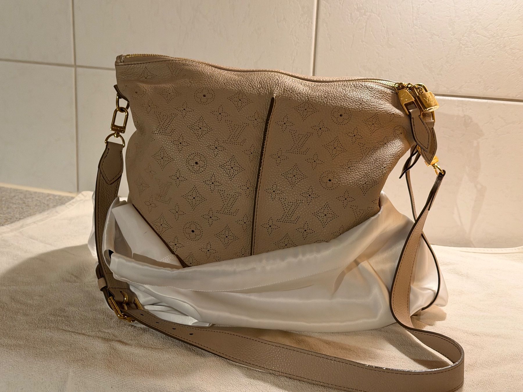 Louis Vuitton Borse da donna: LOUiS VUITTON MAHINA SELENE – Usato da Steinen venduto da FIN 6