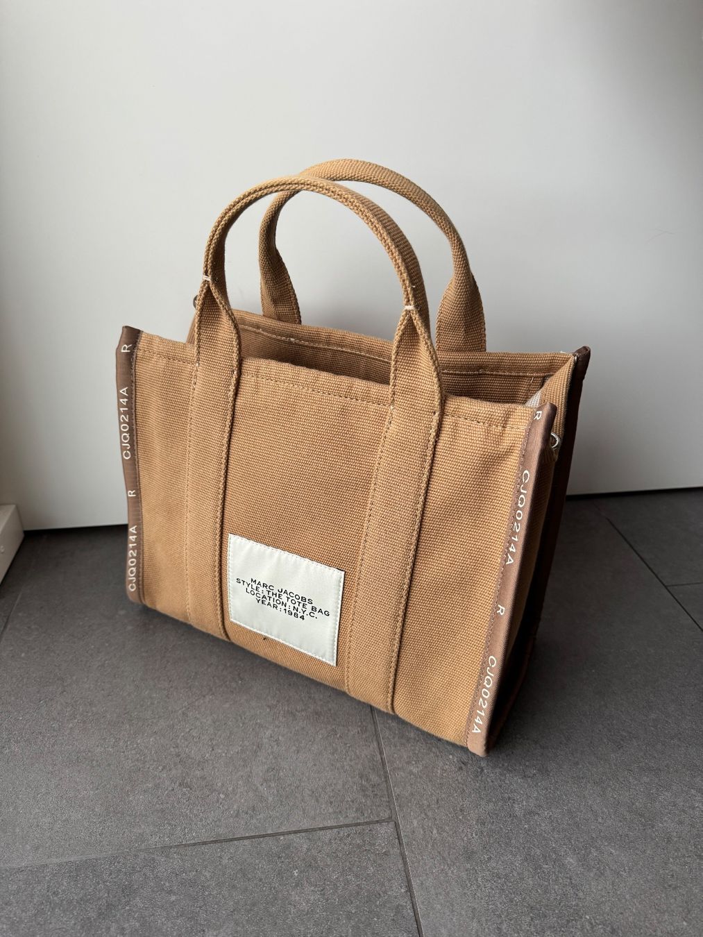 Marc Jacobs Taschen für Damen: Marc Jacobs The Jacquard Medium Tote Bag - Camel – Gebraucht aus Lausanne von ais_yxt8 1