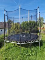 Trampoline de jardin avec filet, idéal pour l'été!