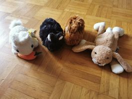 4 kleine Hasenplüschtiere