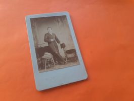 SCHWIIZER MAA DAZUMAL - e JUNGE mit NAPOLEON GESTE - VIP