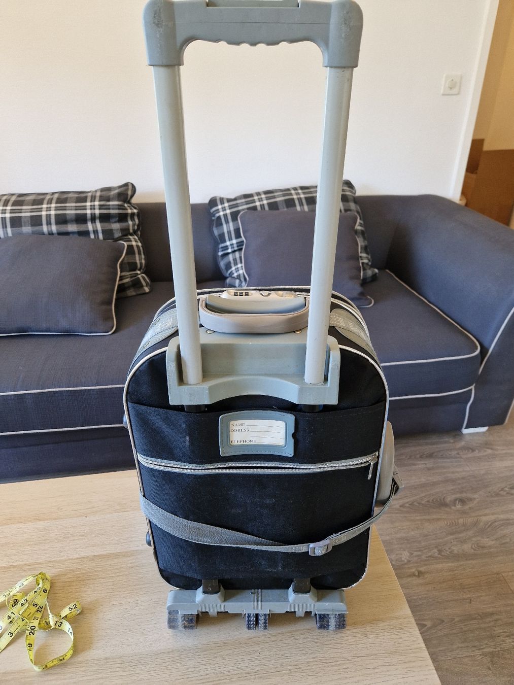Valigie: Cabin Size Suitcase With Wheels, Compass, & Combinat lock – Usato da Wettingen venduto da mor_76q7
