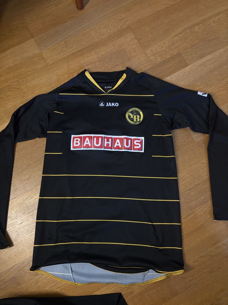 Young Boys Canottiere & Pantaloni: YB Matchshirt Saison 2014/2015 – Usato da Günsberg venduto da sophiaelena
