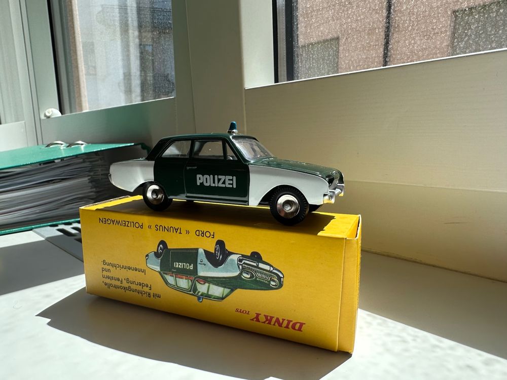 Dinky toys - Ford Taunus, couleur or - Légers éclats en boite ref 559