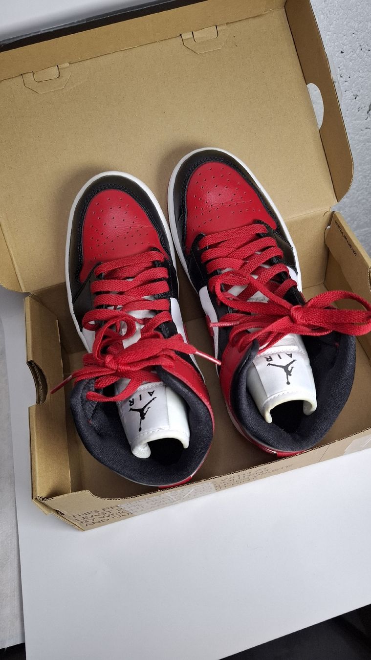 Jordan Scarpe da uomo: Jordan 1 Mid Chicago – Nuovo (secondo la descrizione) da Le Landeron venduto da rue_k9kg 3