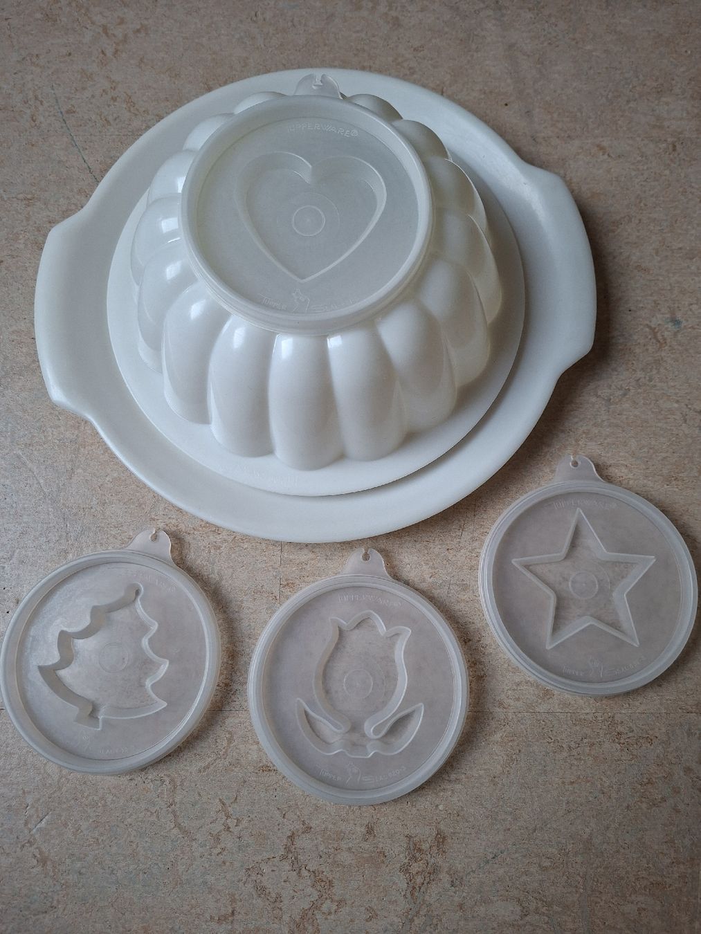Tupperware Teglie da forno: Tupperware Puddingform mit Motiven Set – Usato da Klingnau venduto da vollmond36