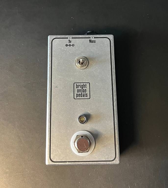 Strumenti musicali: Momentary Footswitch mit Latching LED (custom) – Usato da Zürich venduto da Ciccione88