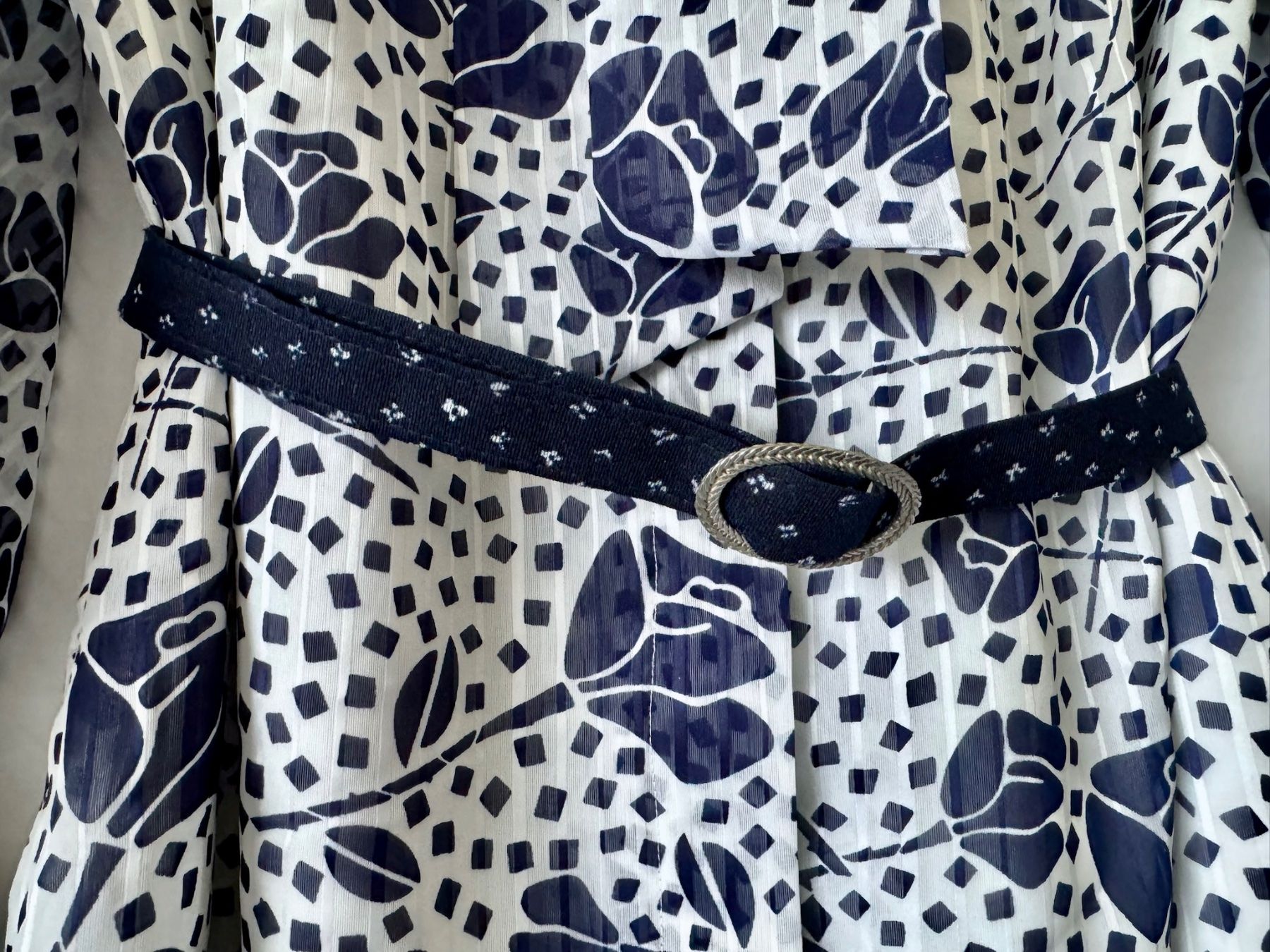 Vestiti: Weiss-blau gemustertes Kleid mit Schalkragen – Usato da Oberrieden venduto da pet_n2c2 4