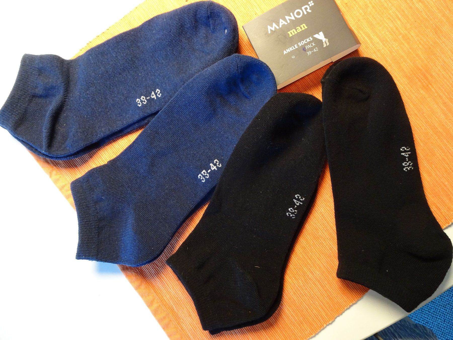 Socken: Söckli, 2 schwarz, 2 blau Manor – Neu (gemäss Beschreibung) aus Grüt (Gossau ZH) von spitzig 6