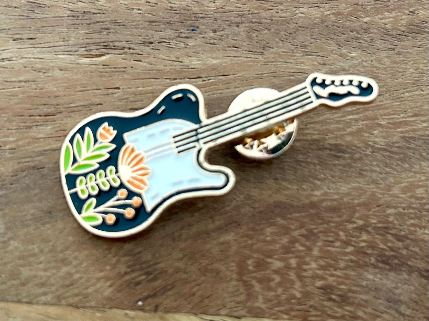 Plaketten & Abzeichen: Pin Gitarre Blumen – Neu und originalverpackt aus Geneve von vane267