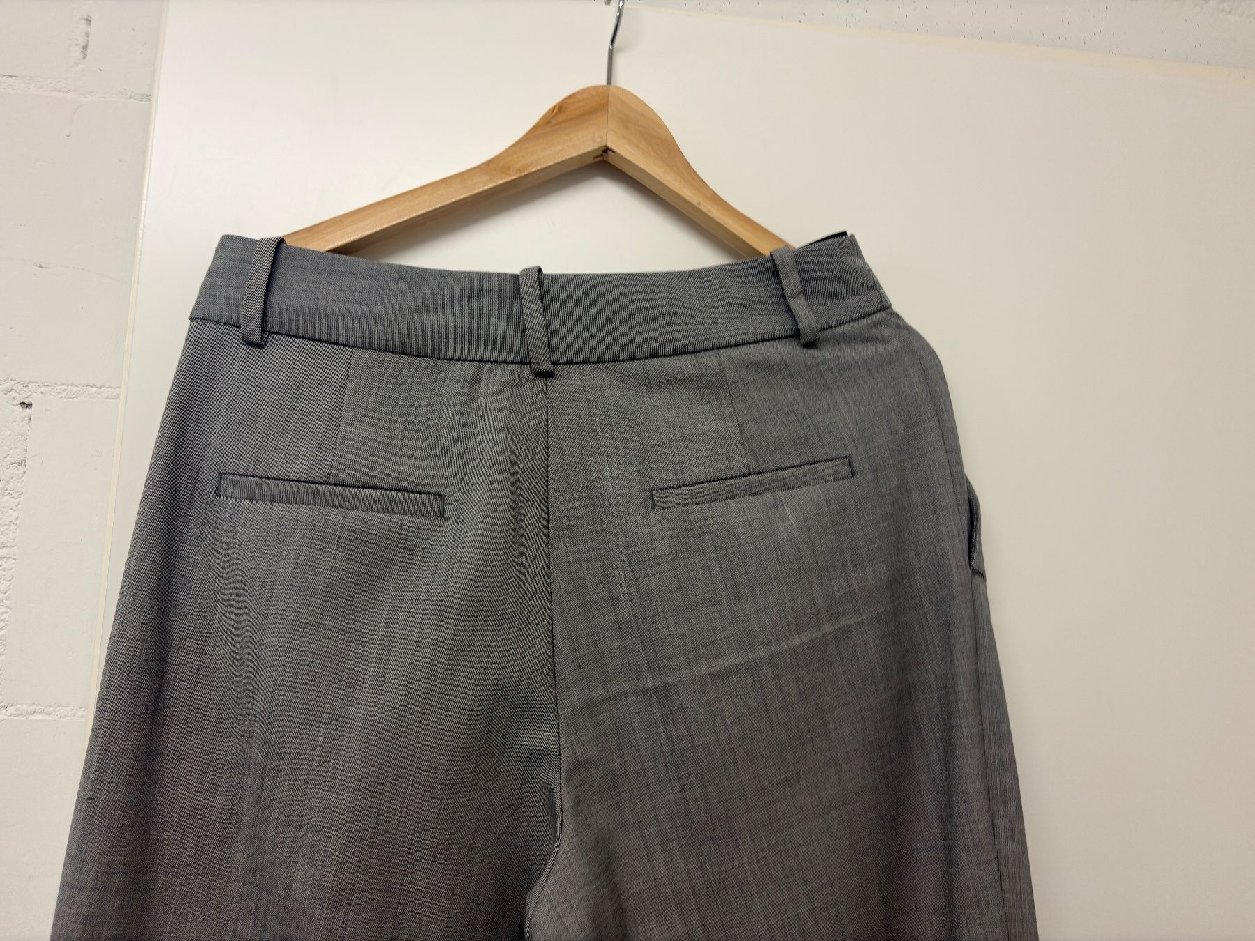 Massimo Dutti Pantaloni: Gerade geschnittene Stoffhose grau, M. Dutti, Gr. 38 – Usato da Egg b. Zürich venduto da adimoxon 2