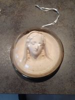 Porzellan Relief Madonna mit Glaskuppel