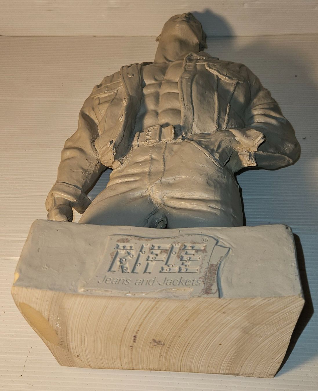 Statuette: Figur Jeans and Jackets Tonfigur ( Figuren ) – Usato da Münchenstein venduto da vitalfit 4
