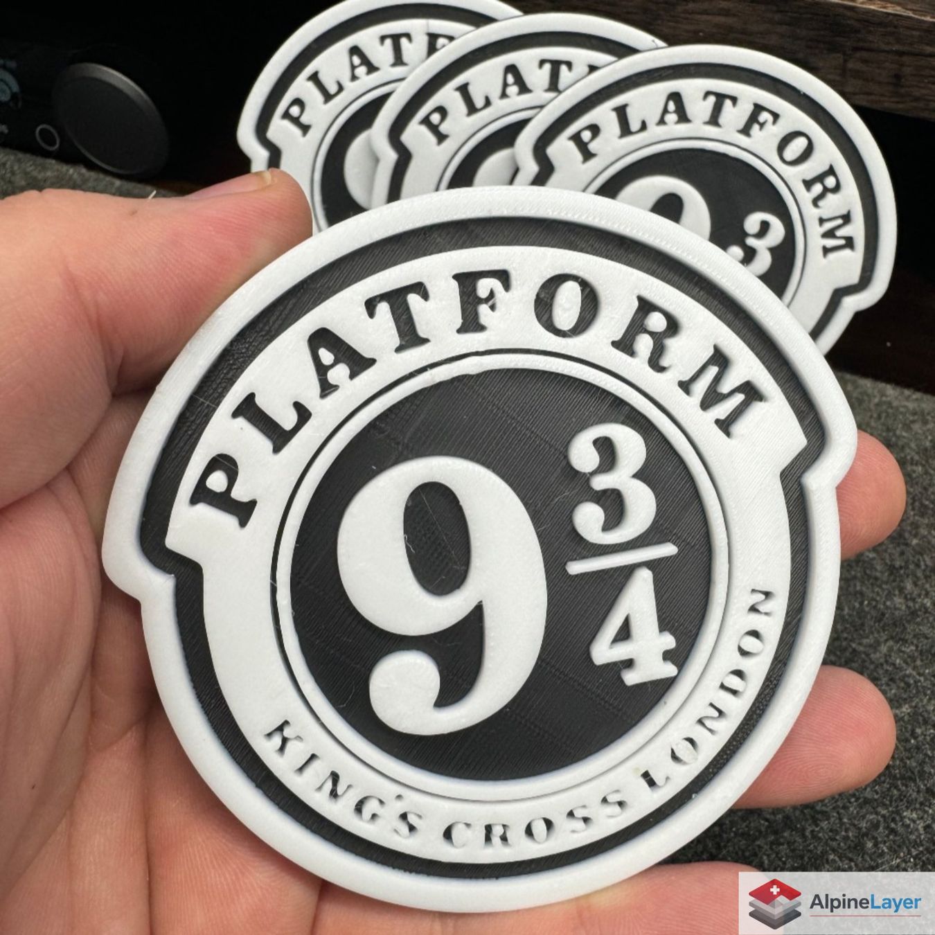 Dessous de verre: Platform 9¾ Drink Coaster 3D Printed Wizard Coaster – Neuf (Voir description) à Losone par AlpineLayer