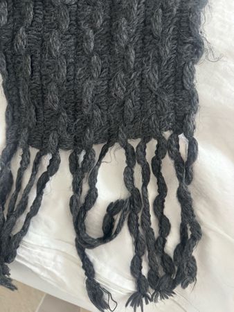 grauer Strickschal mit Fransen